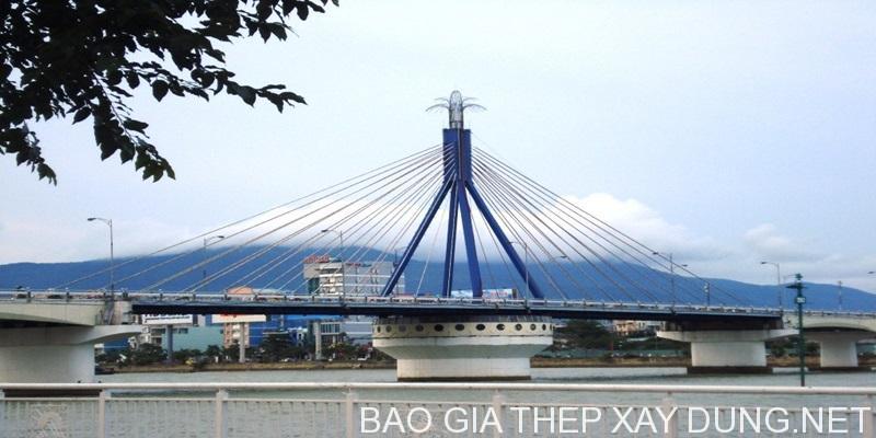 Cầu quay Đà Nẵng bắc qua sông Hàn